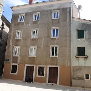 Piazzetta Affittacamere Cres